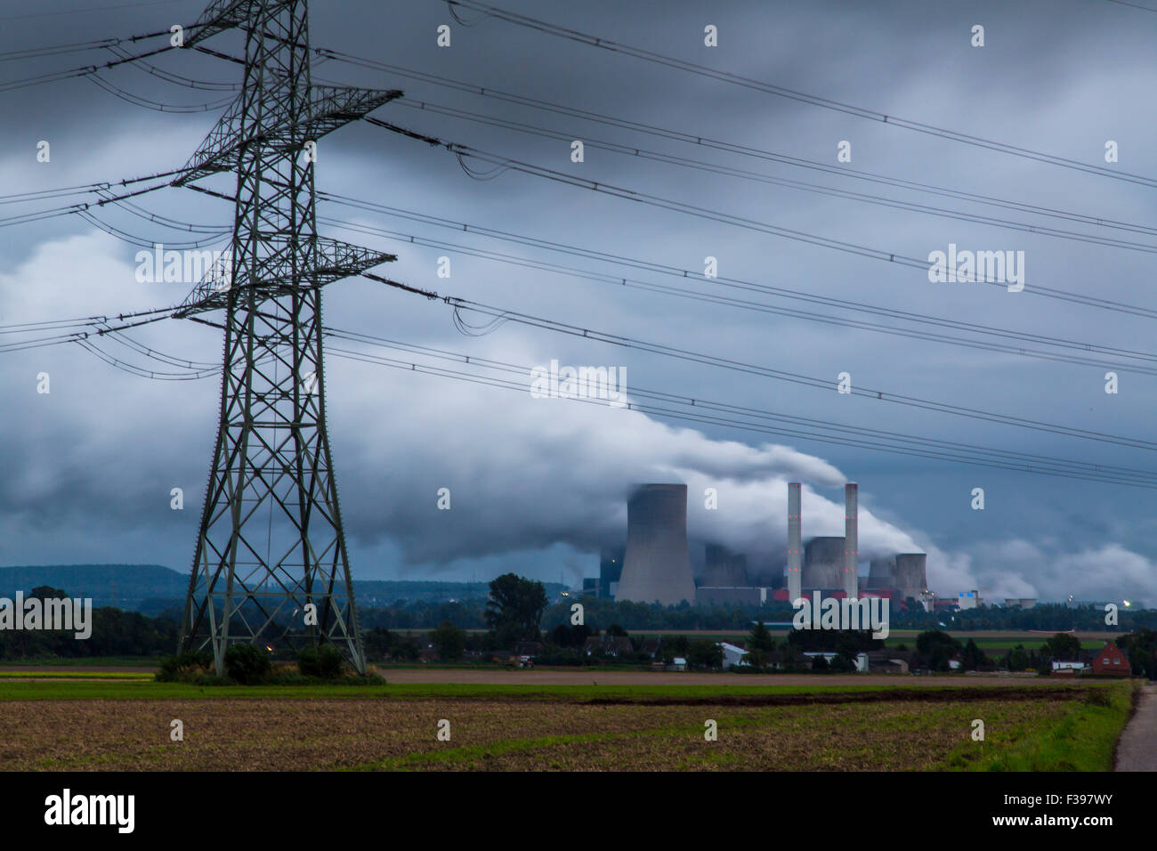 Braunkohle-Kraftwerk, Energieerzeugung, mit vielen CO2-Abgase in Bergheim-Niederaußem der RWE Power AG Stockfoto