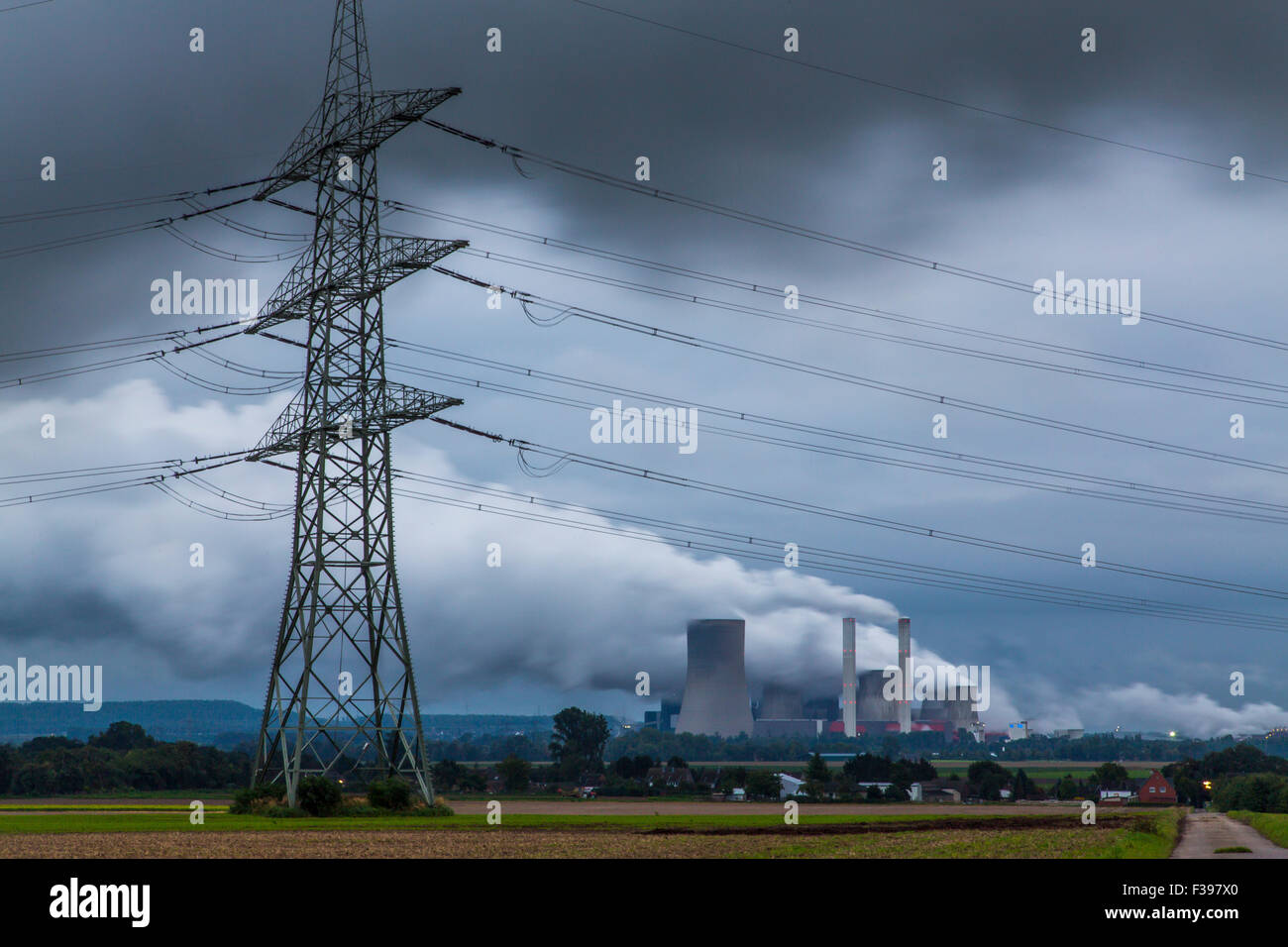 Braunkohle-Kraftwerk, Energieerzeugung, mit vielen CO2-Abgase in Bergheim-Niederaußem der RWE Power AG Stockfoto