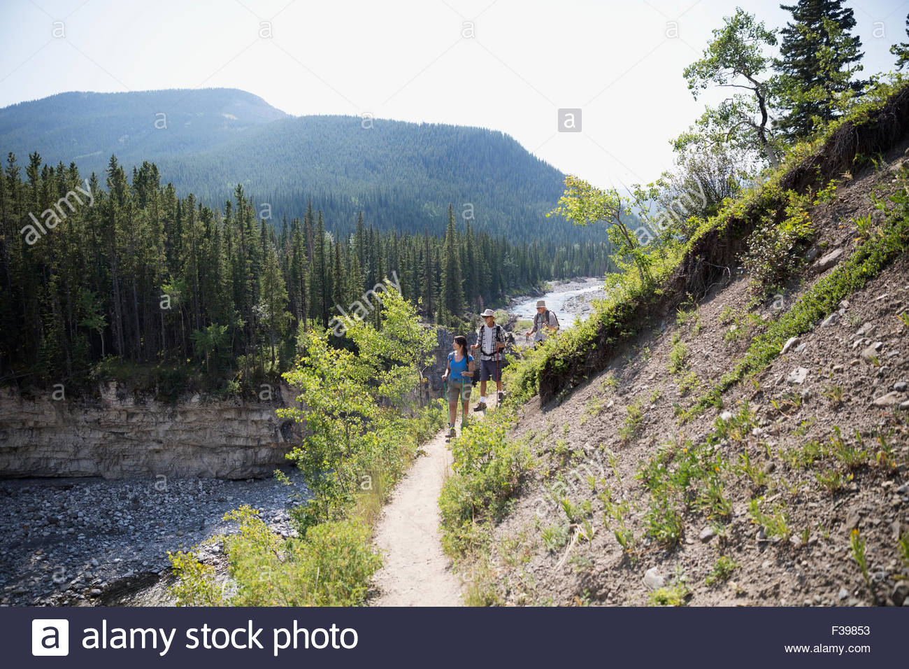 Wanderer zu Fuß entlang der zerklüfteten Höhenweg über dem Fluss Stockfoto