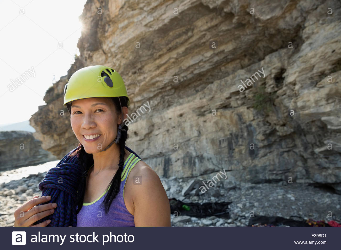 Porträt lächelnde weibliche Kletterer im Helm Stockfoto