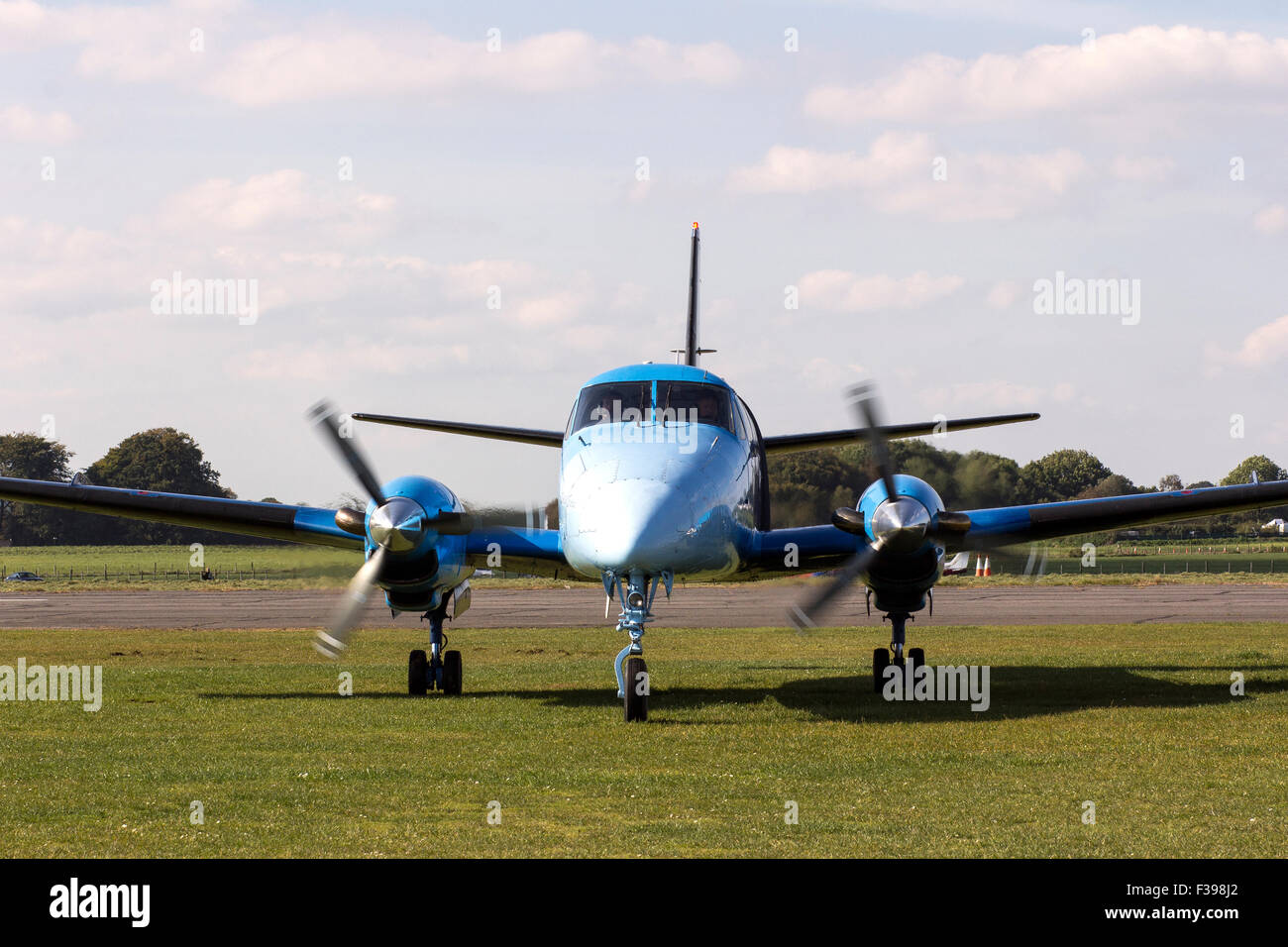 Rollen, manchmal auch geschrieben "taxying", ist die Bewegung eines Flugzeugs auf dem Boden, aus eigener Kraft, Dunkeswell Flughafen Stockfoto
