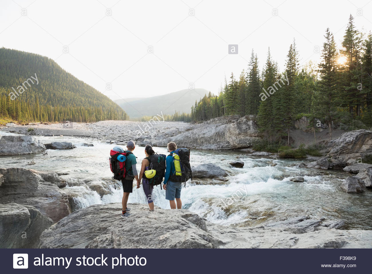 Wanderer mit Rucksäcken auf Felsen, Blick auf den Fluss auf der Suche Stockfoto