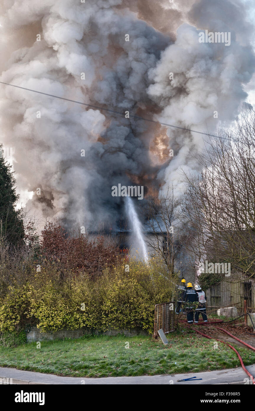 Mannschaften aus dem Mid-Wales Brandschutz und Rettungsdienst ein Feuer in einem leeren Haus in Presteigne, Powys, UK Stockfoto