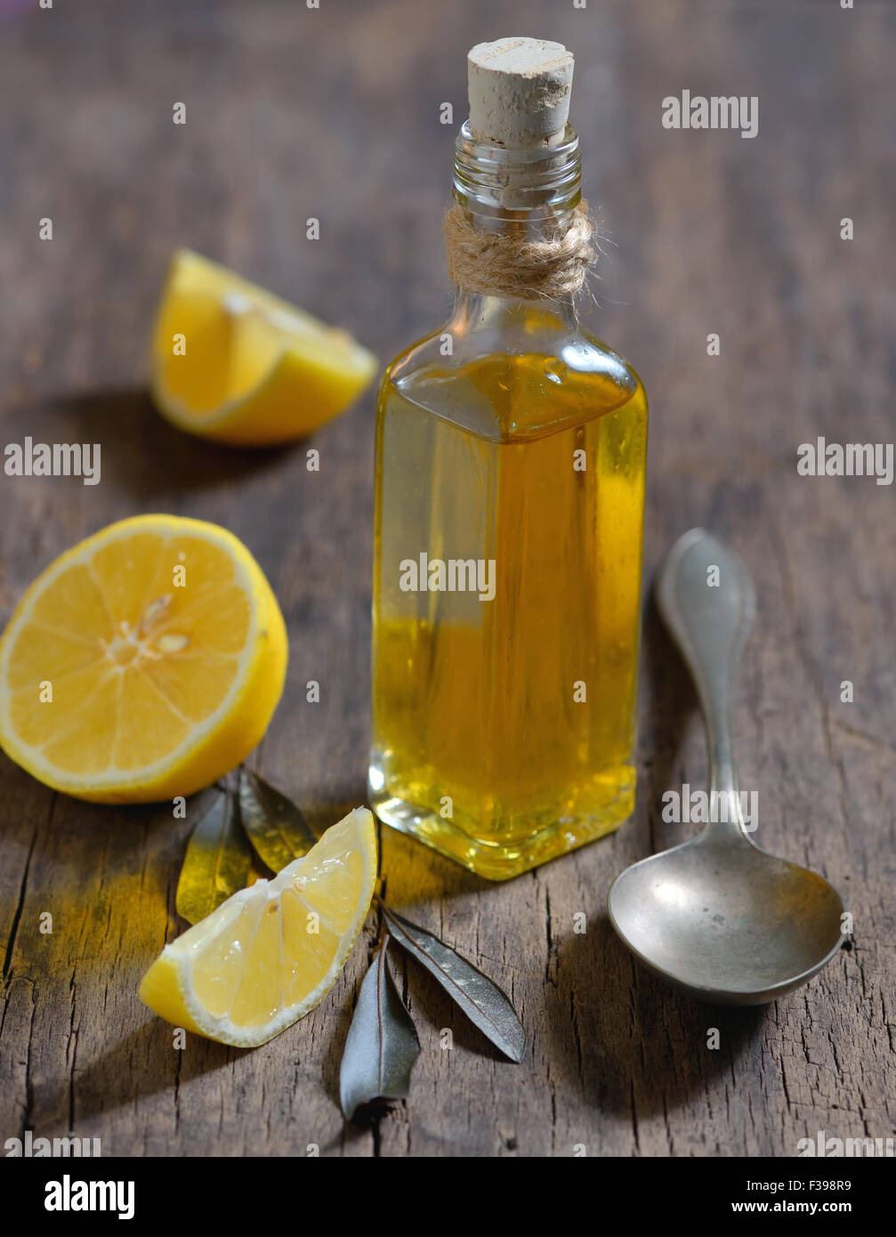 Entgiftung der Leber mit Olivenöl und Zitrone Obst auf dem Holztisch Stockfoto
