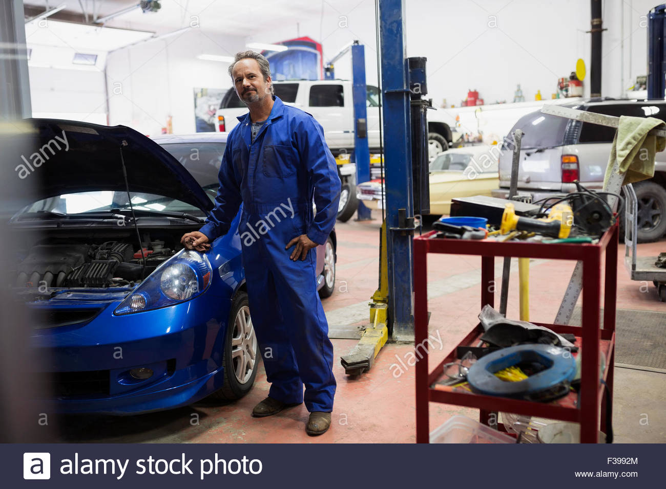 Porträt zuversichtlich Mechaniker in Auto-Werkstatt Stockfoto