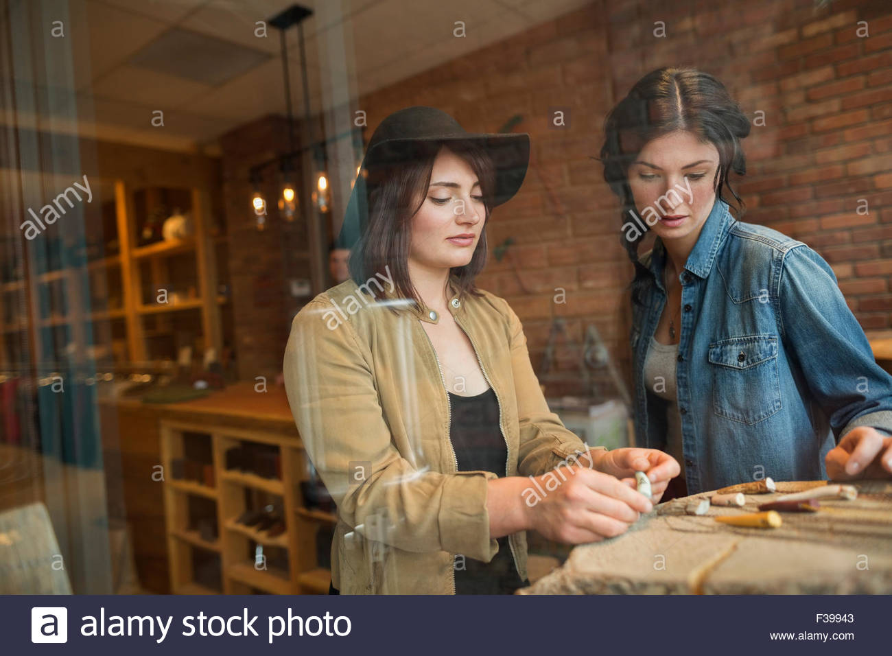 Frauen surfen Schmuck im shop Stockfoto