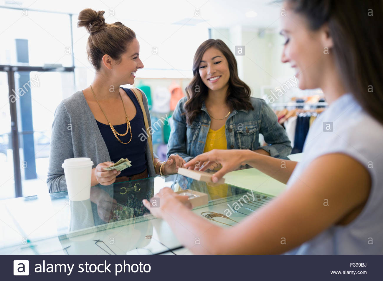 Frauen kaufen Schmuck zu Ladentheke Stockfoto