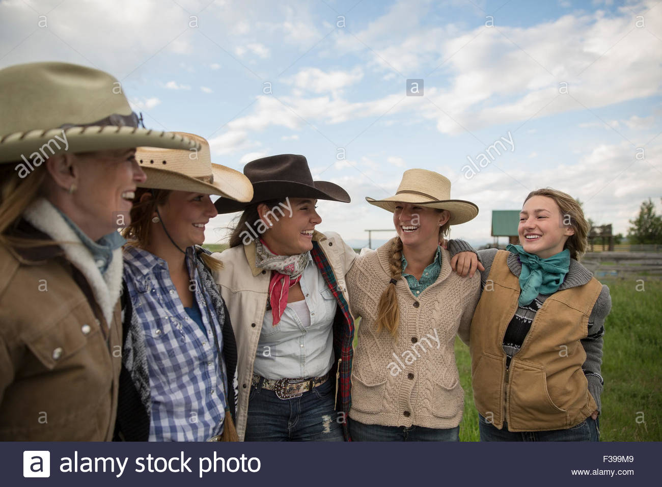 Weibliche Viehzüchter kleben Stockfoto