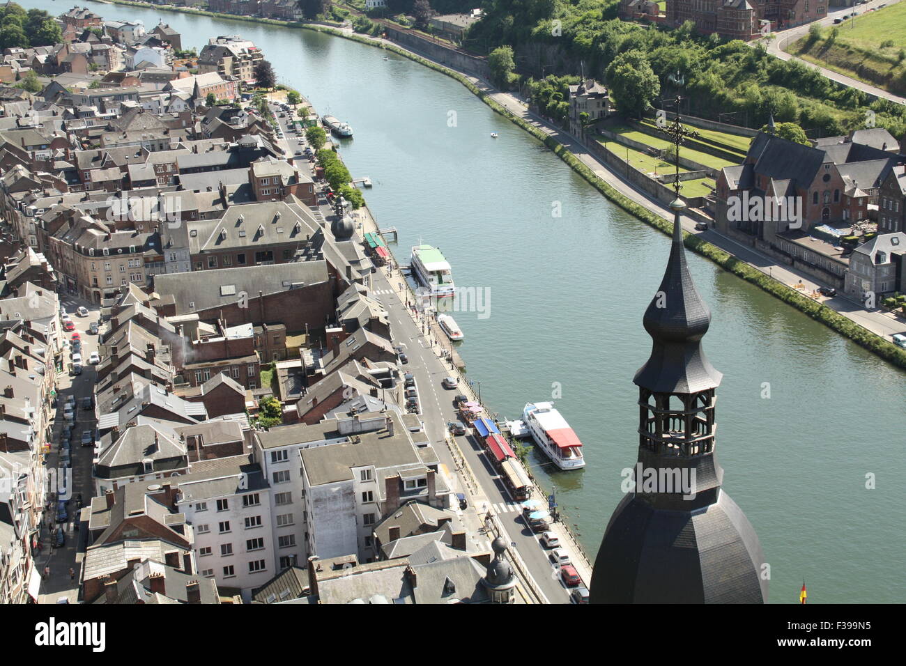 Blick auf die Maas und die Stadt Dinant. Belgischen Ardennen Stockfoto