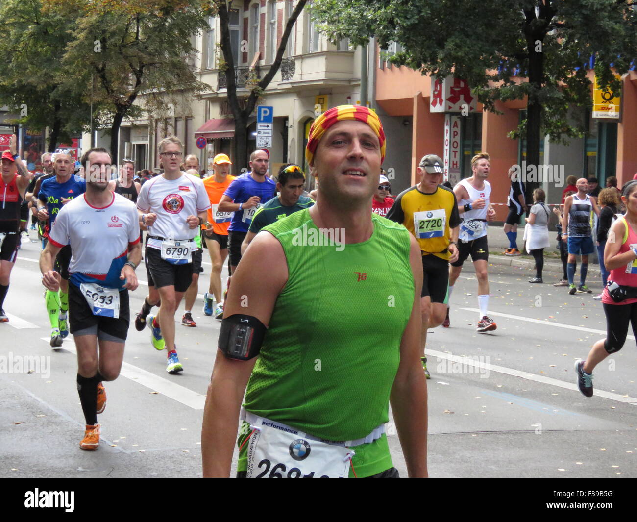 BMW Berlin Marathon 2015 – internationale Läufer, jubelnde Menschenmassen, Brandenburger Tor und pulsierende Stadtatmosphäre bei legendärem Sportevent Stockfoto