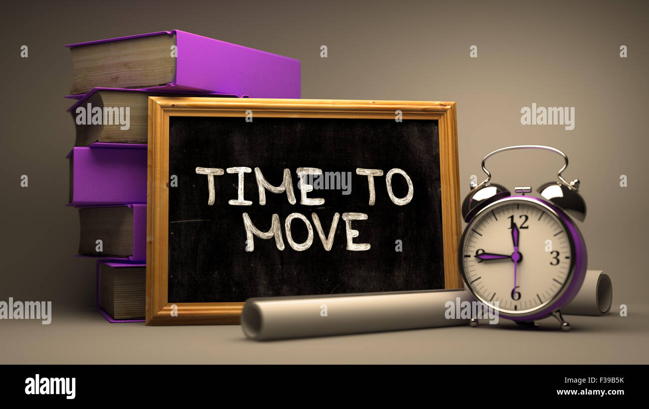 Handgezeichnete Zeit Konzept auf Tafel zu bewegen. Motivierenden Zitat. Der Hintergrund jedoch unscharf. Getönten Image. Stockfoto