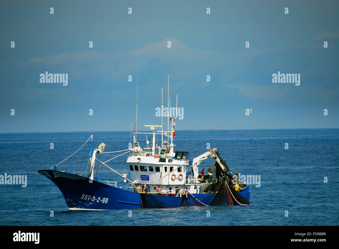 Angelboot/Fischerboot sammeln von Fischernetzen, Kantabrien, Spanien Stockfoto