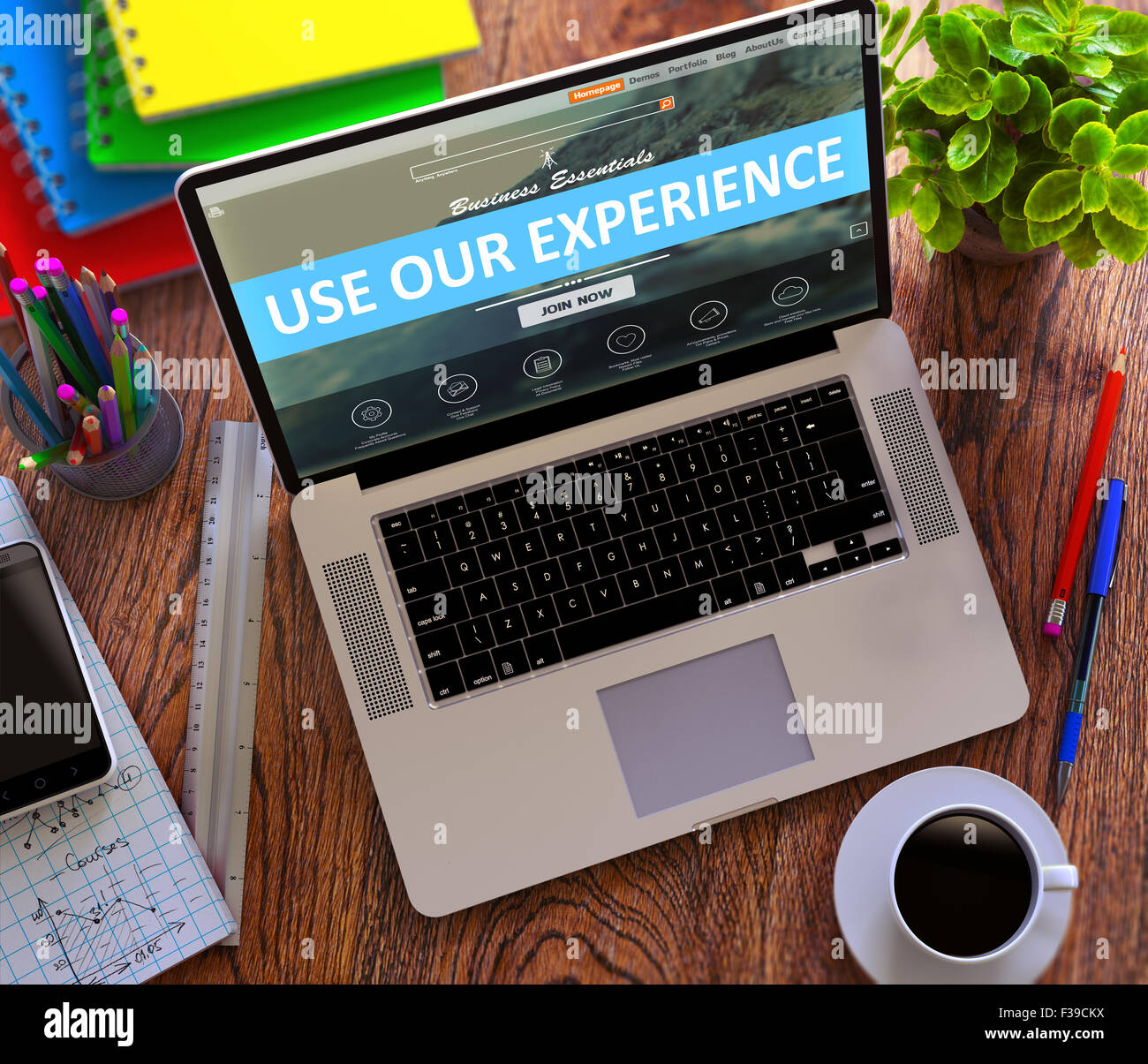 Nutzen Sie unsere Erfahrung auf dem Laptopbildschirm. Büro Konzept. Stockfoto
