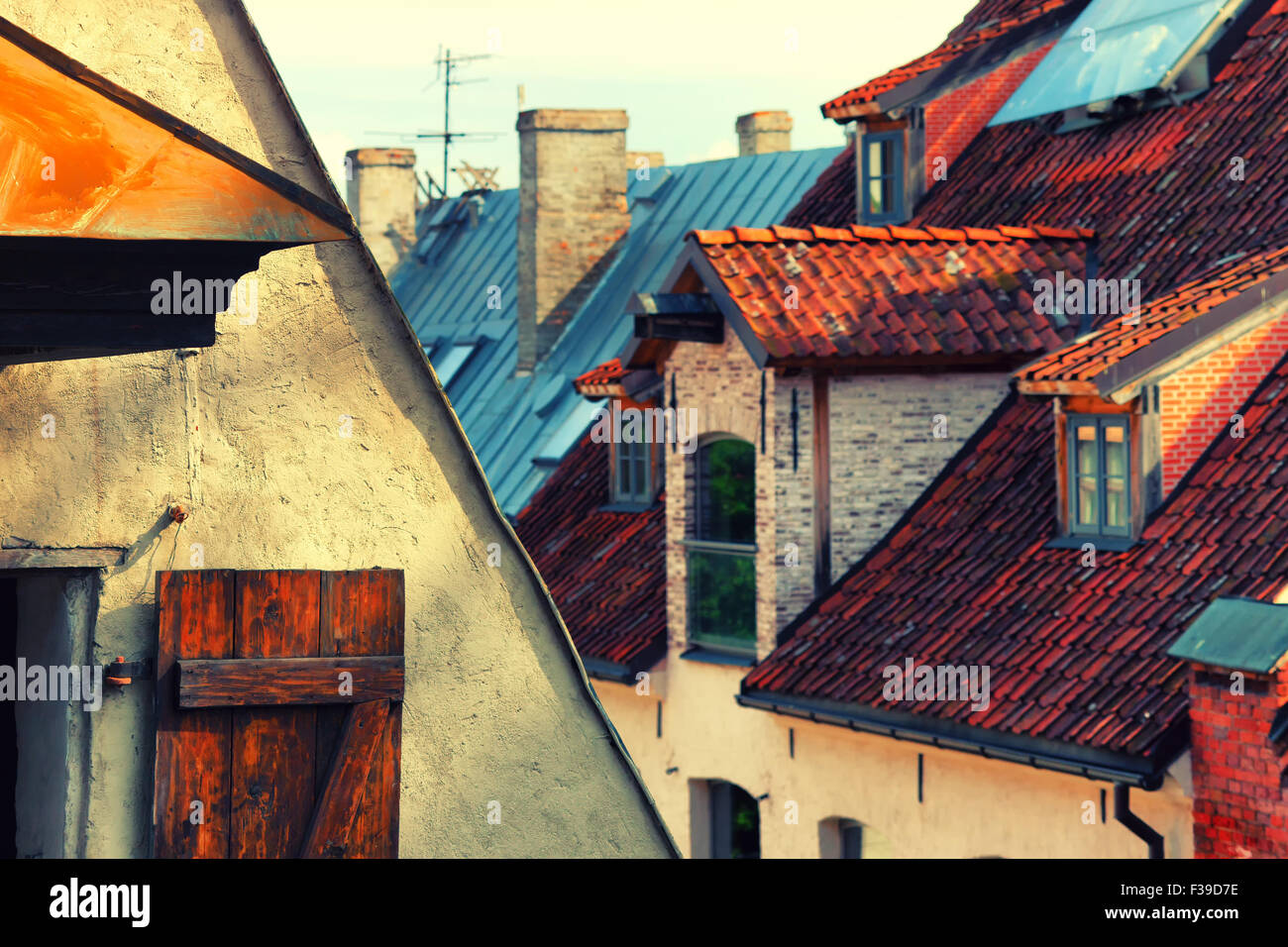 Lettland. Fassade des Hangars mit Türen und rotem Ziegeldach mit Fenstern und Schornsteine in der Altstadt von Riga Stockfoto