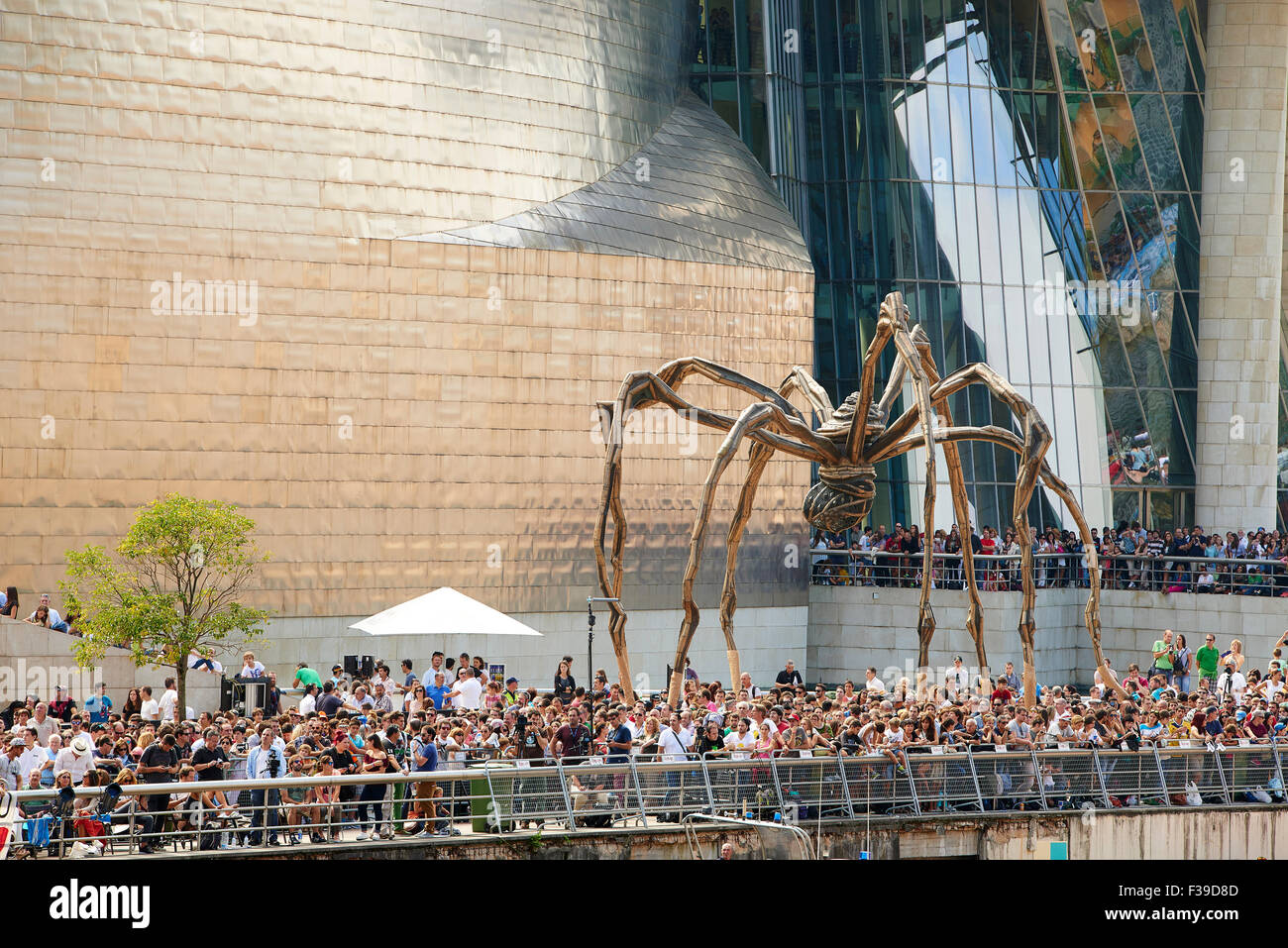 Menschen unter der Gigant Spinne mit dem Titel Maman Skulptur von Louise Bourgeois im Guggenheim Museum, Bilbao, Vizcaya gelegen, Stockfoto