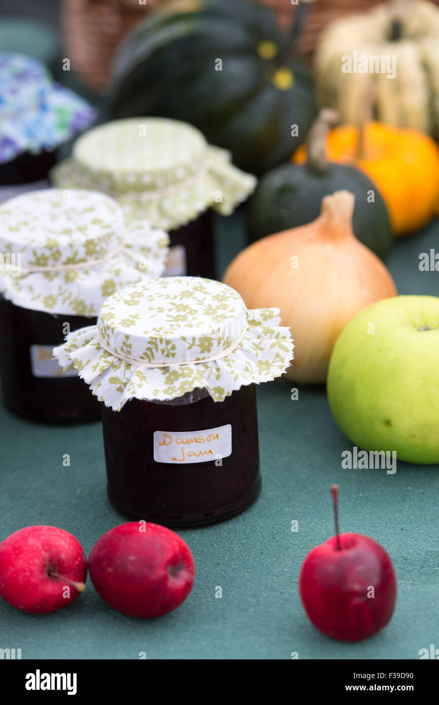 Hausgemachte Marmeladen und bewahrt auf einem Bauern-Marktstand Stockfoto
