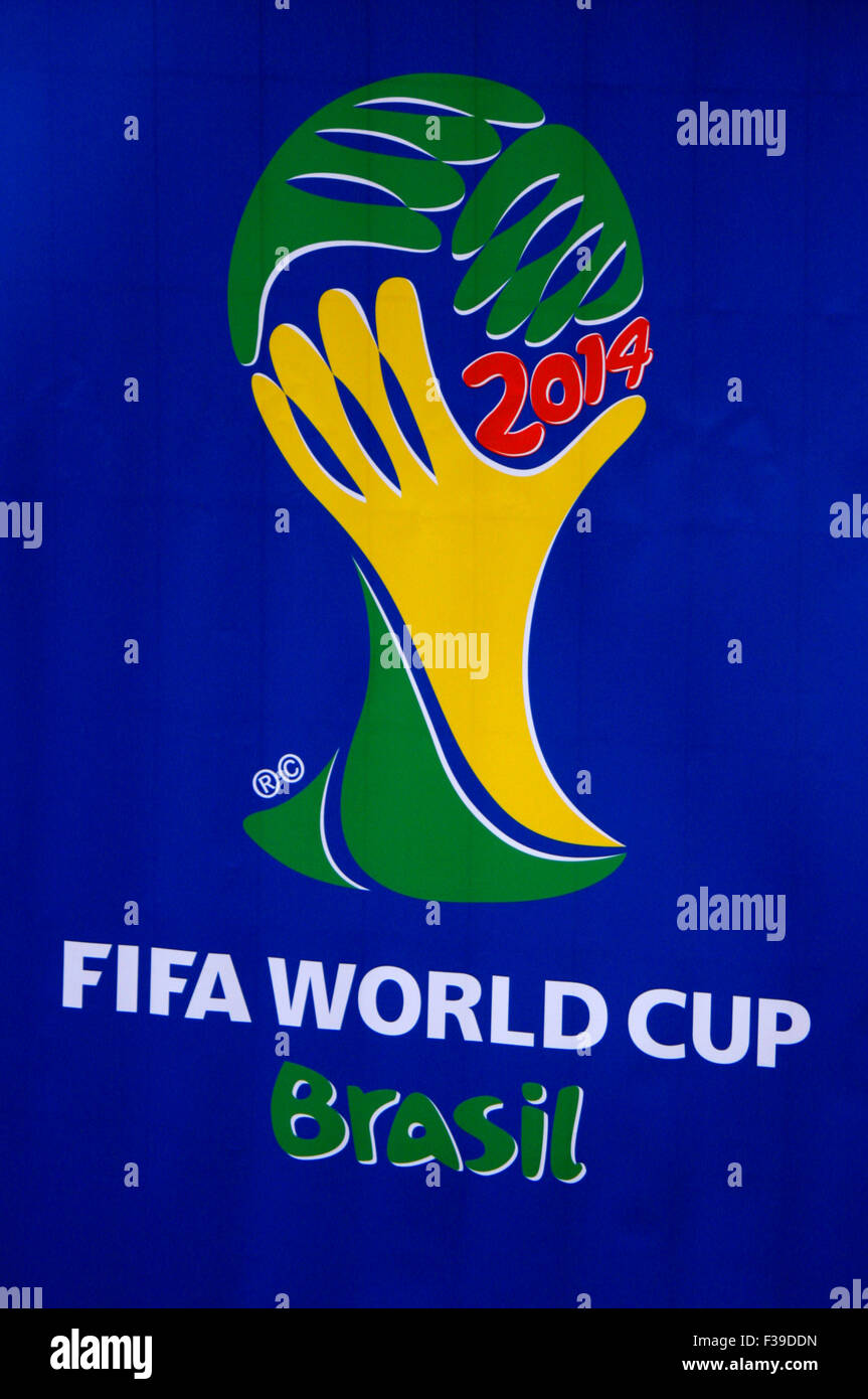 Das Offizielle Logo der Fussball-WM 2014 in Brasilien - Impressionen: Fanmeile Beim Spiel Deutschland Gegen Portugal, Strasse de Stockfoto
