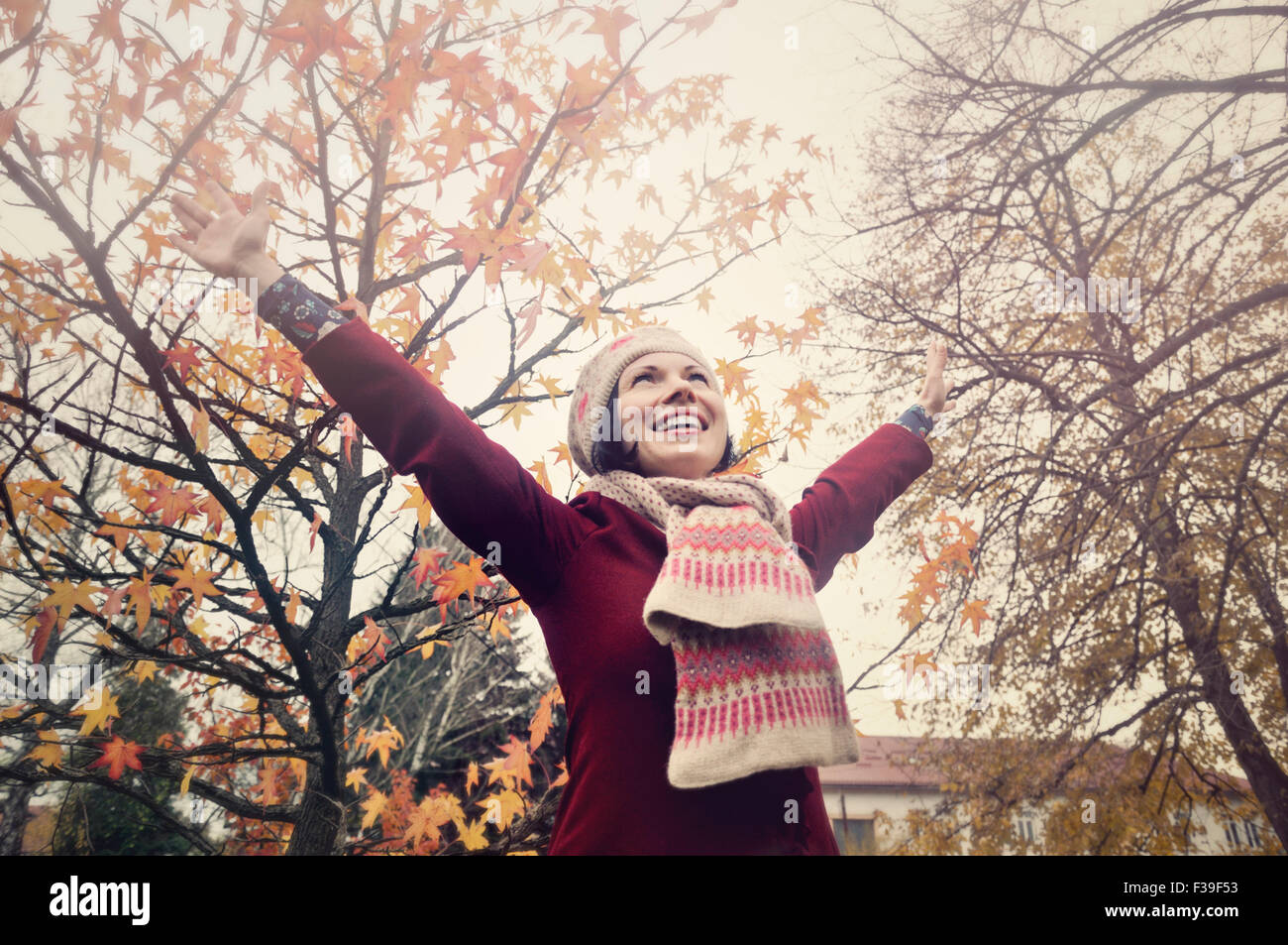 Glücklich Mitte Erwachsene Frau mit erhobenen Armen Herbst Stockfoto