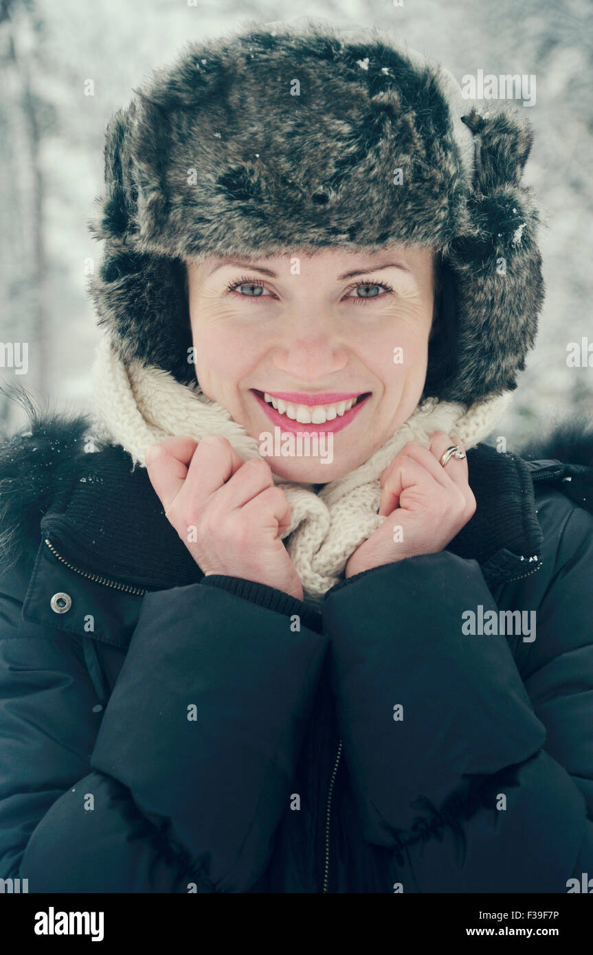Lächelnd Mitte Erwachsene Frau Porträt, winter Stockfoto