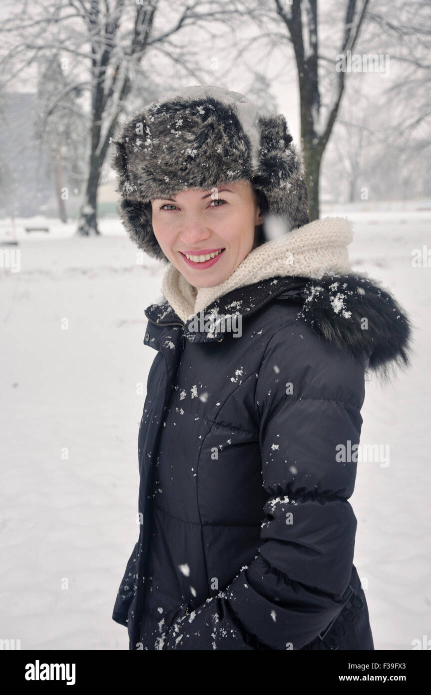 Lächelnd Mitte Erwachsene Frau Porträt im winter Stockfoto