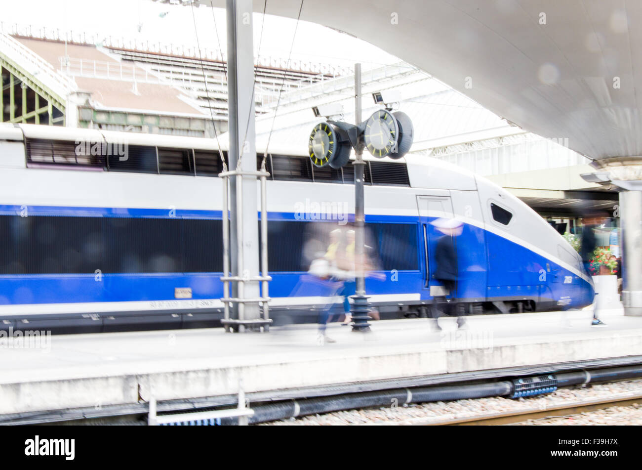 Ein Hochgeschwindigkeitszug auf einem Bahnhof Stockfoto