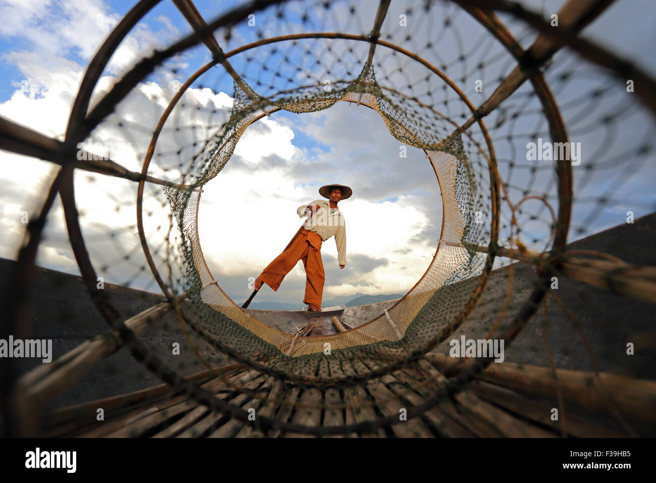 Ein Bein rudernden Fischer in Myanmar Stockfoto