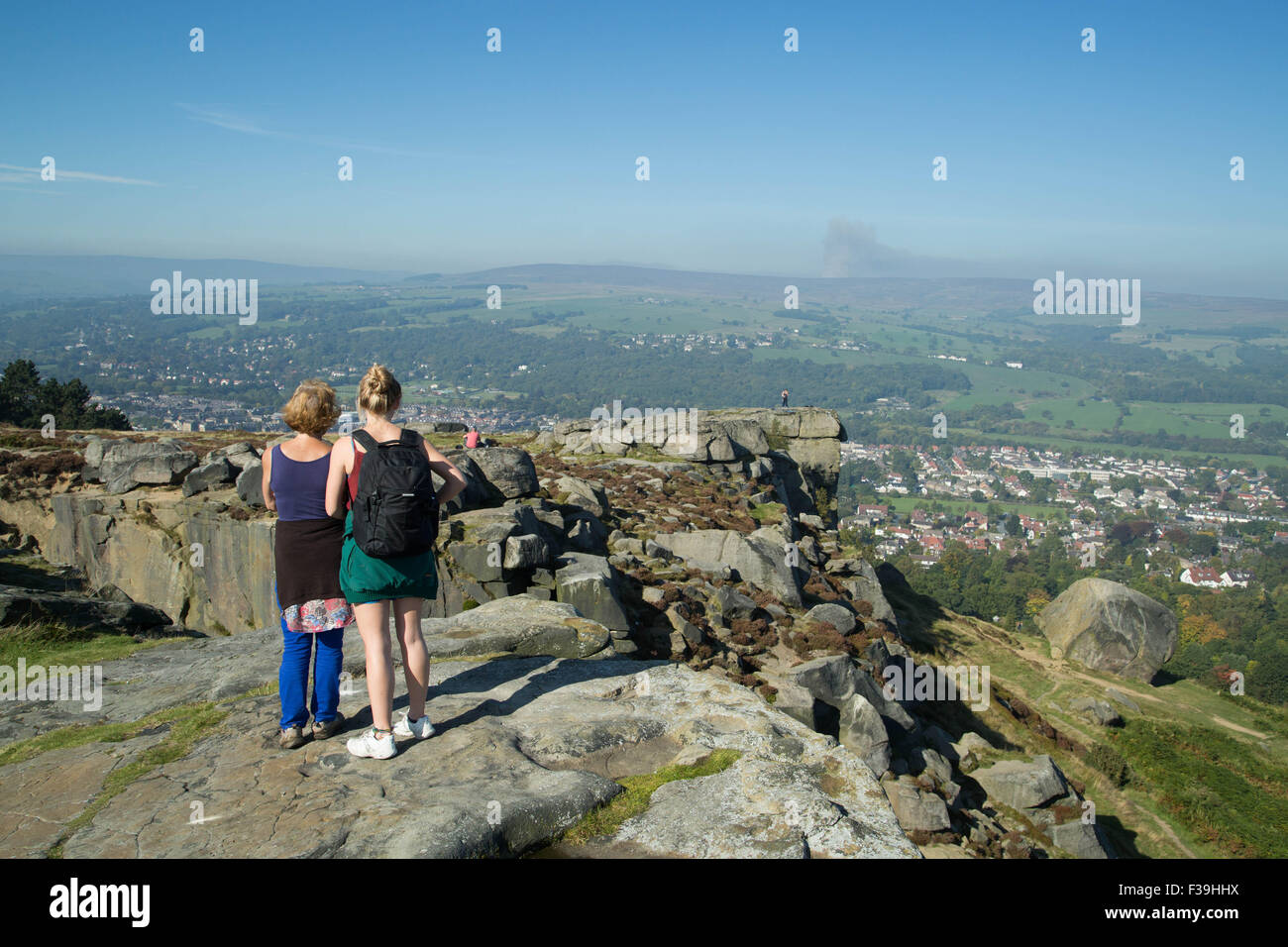 Ilkley Moor in West Yorkshire, Großbritannien. 2. Oktober 2015. UK Wetter: Ausflügler genießen Sie die schöne Herbstsonne und fantastische Aussicht auf Ilkley Moor in West Yorkshire, Großbritannien. 2. Oktober 2015. Forecaster haben vorausgesagt, dass das Land, genießen einen letzten paar Tage Warm, Frühling wie Wetter bevor Dinge beginnen, nassen und stürmischen nächsten Woche zu machen.   Bildnachweis: Ian Hinchliffe/Alamy Live-Nachrichten Stockfoto