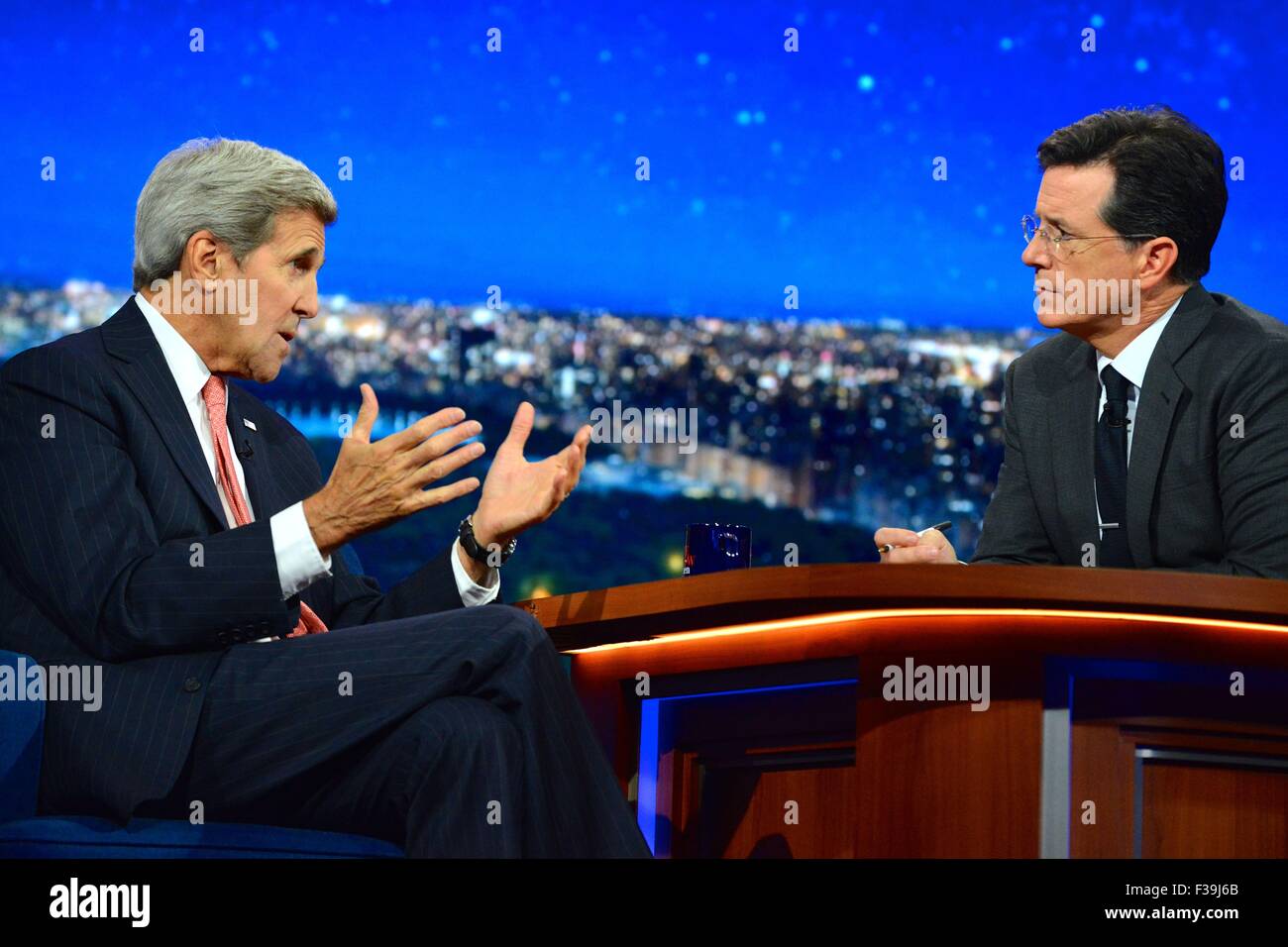 US-Außenminister John Kerry macht einen Gastauftritt in The Late Show mit Stephen Colbert 1. Oktober 2015 in New York City. Stockfoto