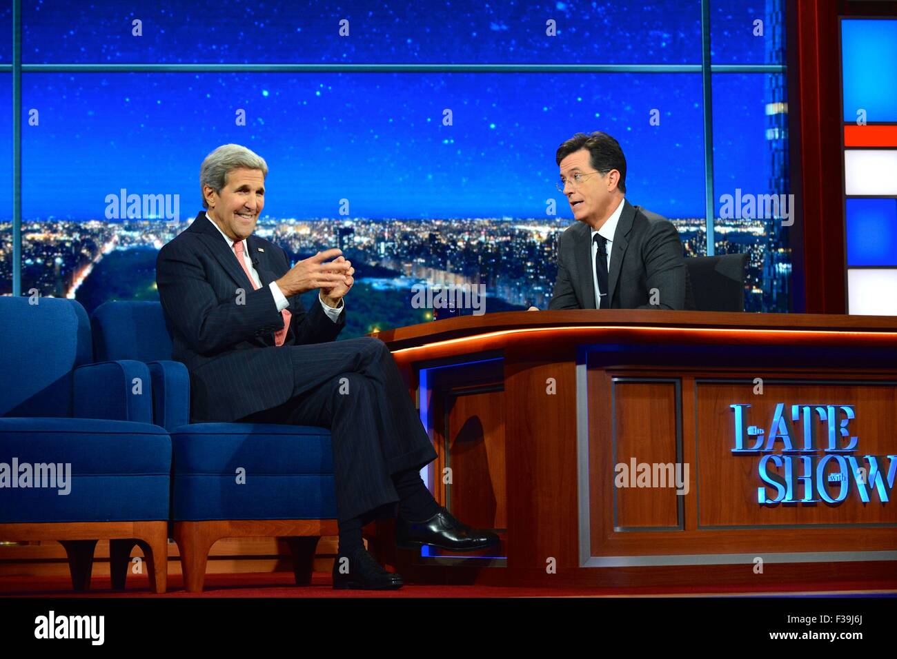US-Außenminister John Kerry macht einen Gastauftritt in The Late Show mit Stephen Colbert 1. Oktober 2015 in New York City. Stockfoto