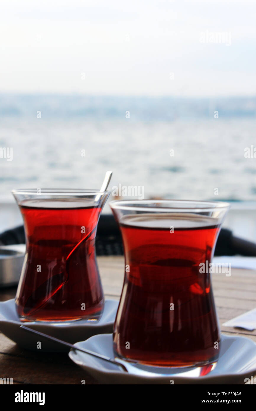 Zwei Tassen Tee auf einem Tisch in Istanbul Stockfoto