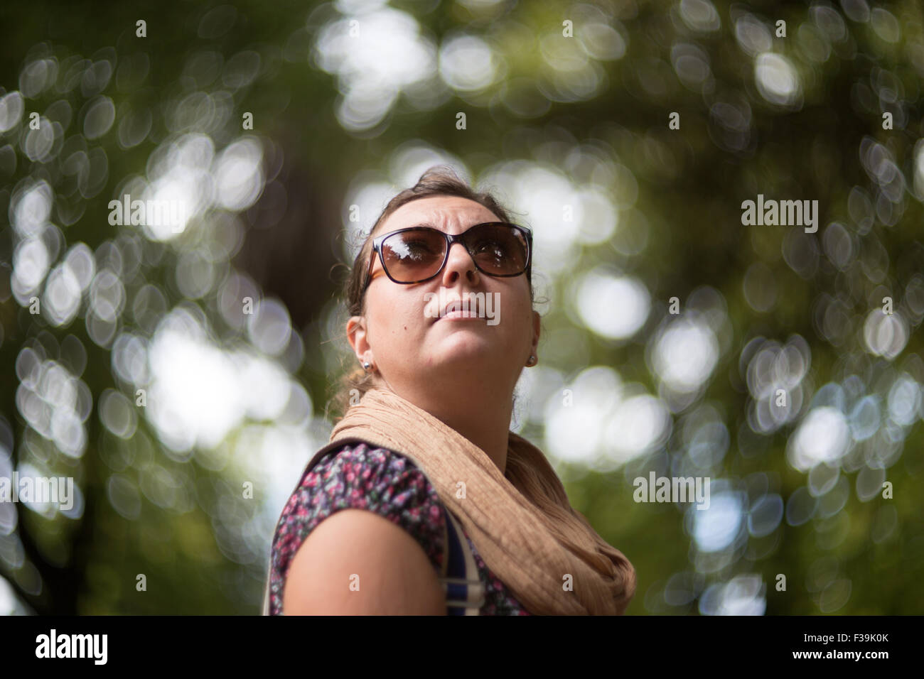 Porträt einer Mitte Erwachsene Frau im park Stockfoto