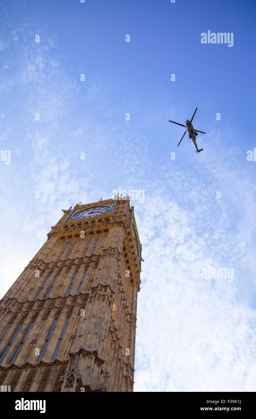 Niedrige Winkelansicht eines Hubschraubers, der über Big Ben, London, England, Großbritannien fliegt Stockfoto