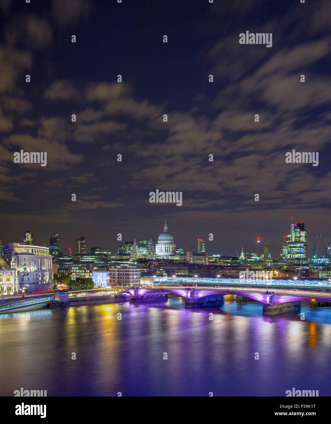 St. Pauls Kathedrale und City of London in der Nacht, UK Stockfoto