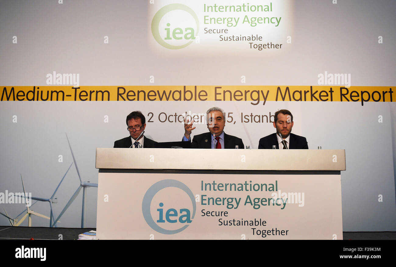 Istanbul, Türkei. 2. Oktober 2015. International Energy Agency (IEA) Executive Director Fatih Birol (C) befasst sich mit eine Pressekonferenz in Istanbul, Türkei, 2. Oktober 2015. Erneuerbarer Energien die größte einzelne Quelle von Elektrizität in den nächsten fünf Jahren werden, sagte der internationalen Energie Agentur (IEA) in einem am Freitag hier veröffentlichten Bericht. © He Canling/Xinhua/Alamy Live-Nachrichten Stockfoto