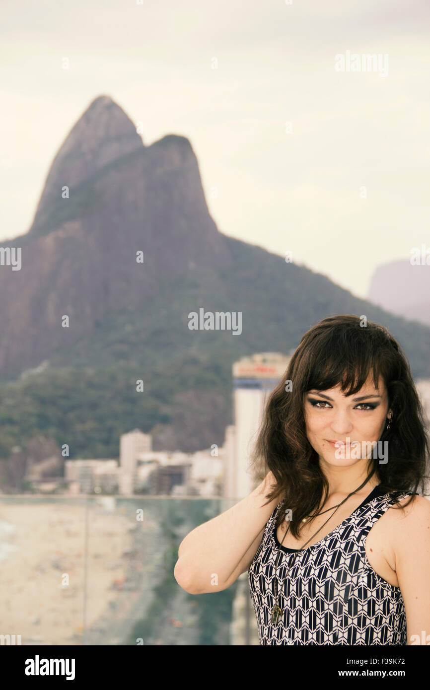 Porträt einer Frau posiert vor einem Berg Stockfoto