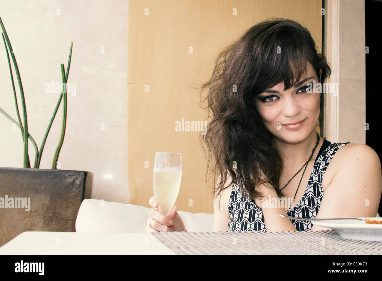 Frau mit einem Glas Champagner Stockfoto