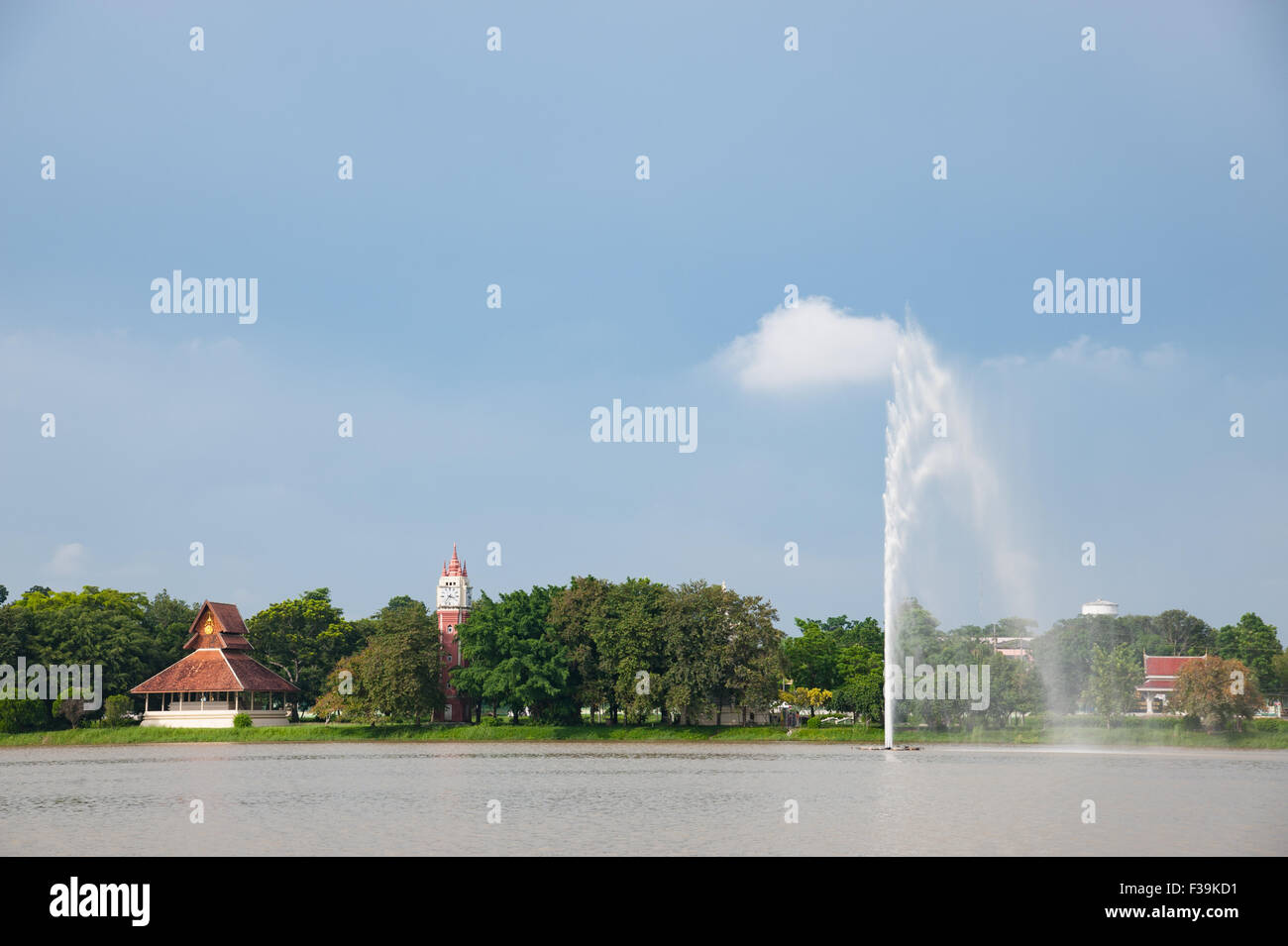 Tempelbauten entlang des Sees am Wat Yansangwararam (Wat Yan) in der Nähe von Pattaya in Thailand. Stockfoto
