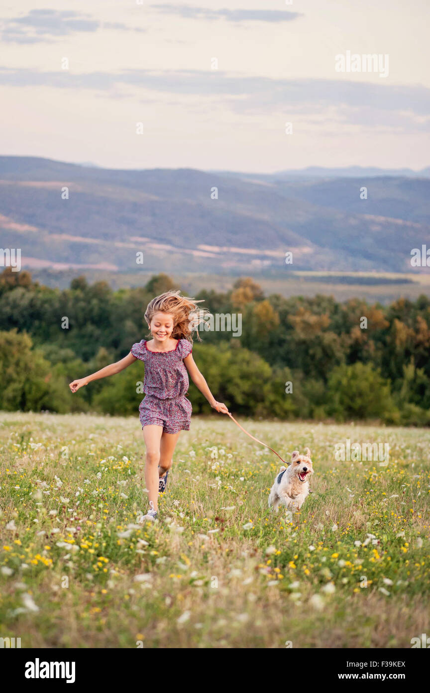 Porträt eines Mädchens mit ihrem Hund Foxterrier in einem Feld Stockfoto