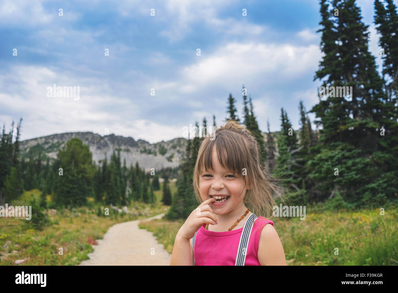 Porträt eines lächelnden Mädchens auf dem Lande Stockfoto