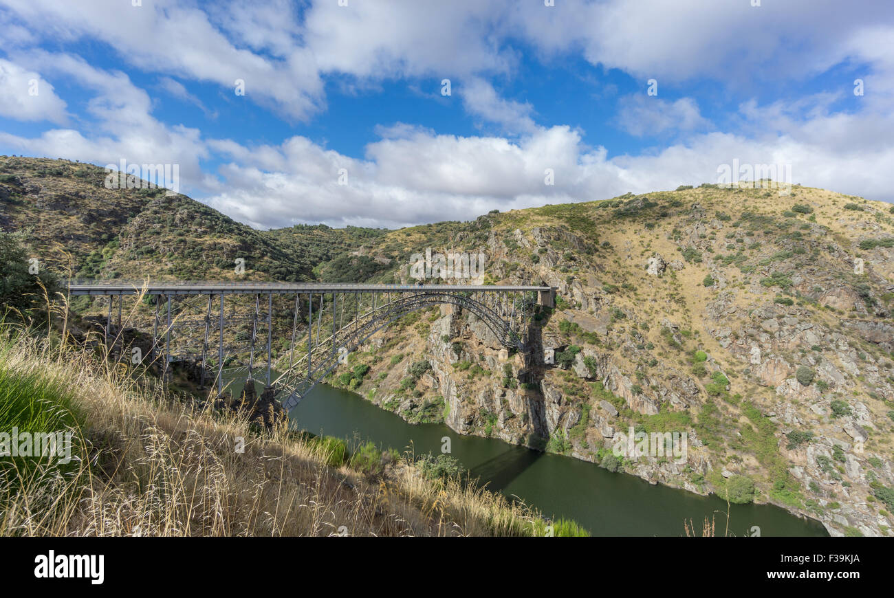 Requejo Eisenbrücke in Pino del Oro, Kastilien und Leon, Spanien. Weitwinkelaufnahme Stockfoto
