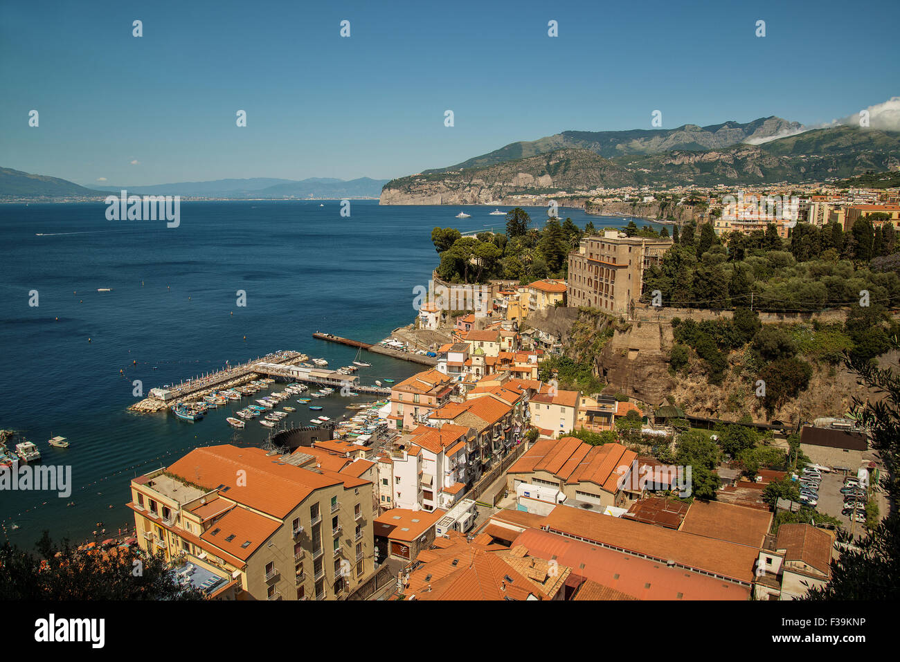 Erhöhten Blick auf Sorrent und Golf von Neapel, Italien Stockfoto