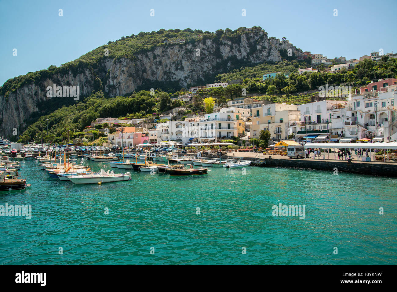 Boote vor Anker in Capri Hafen, Kampanien, Italien Stockfoto