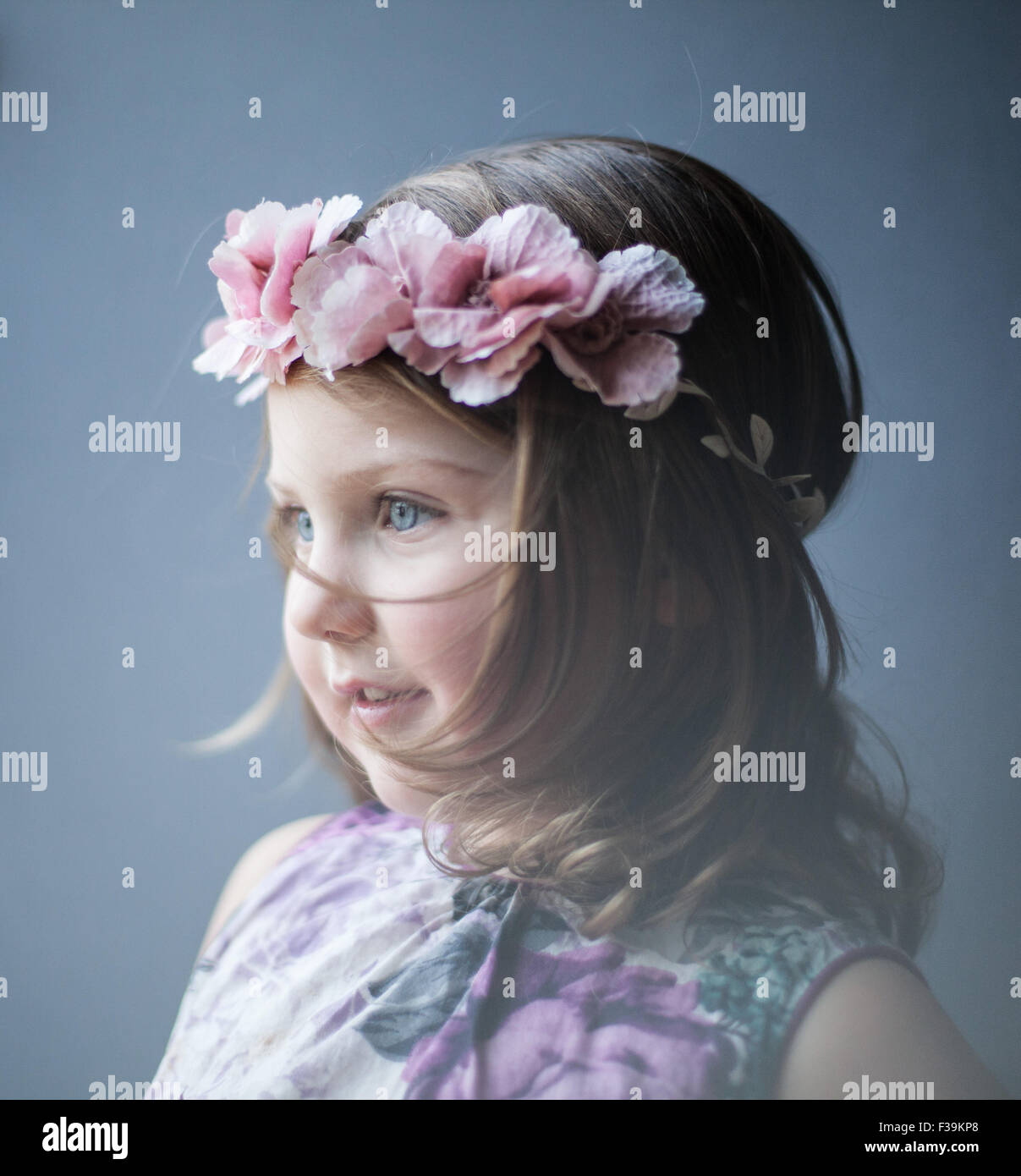 Porträt eines Mädchens tragen Blumen Kopfbedeckung Stockfoto