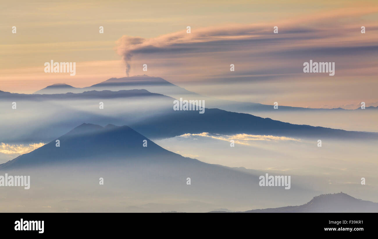 Gebirge und aktiver Vulkan in der Morgendämmerung, Ost-Java, Indonesien Stockfoto