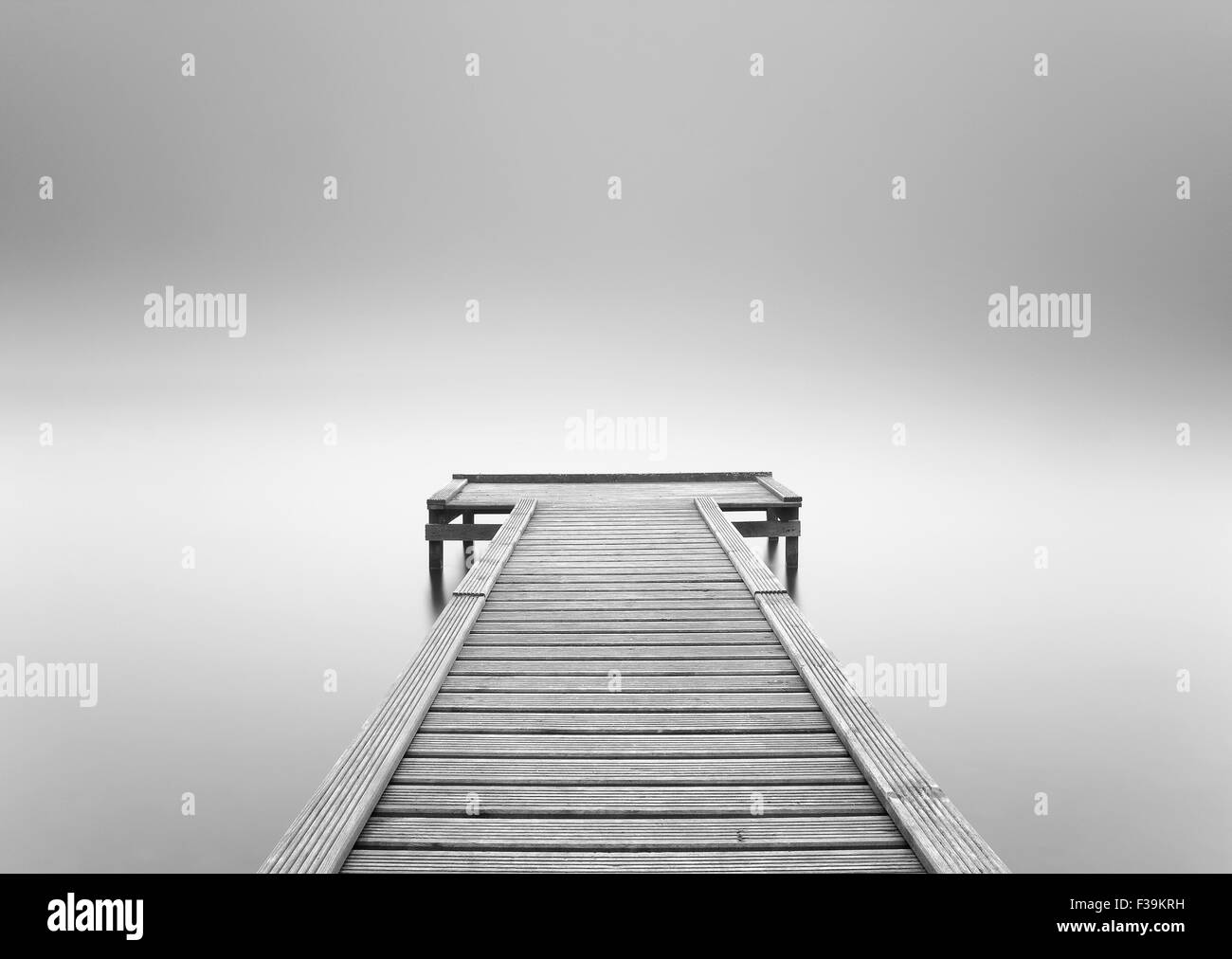 Leere Holzsteg im Nebel Stockfoto