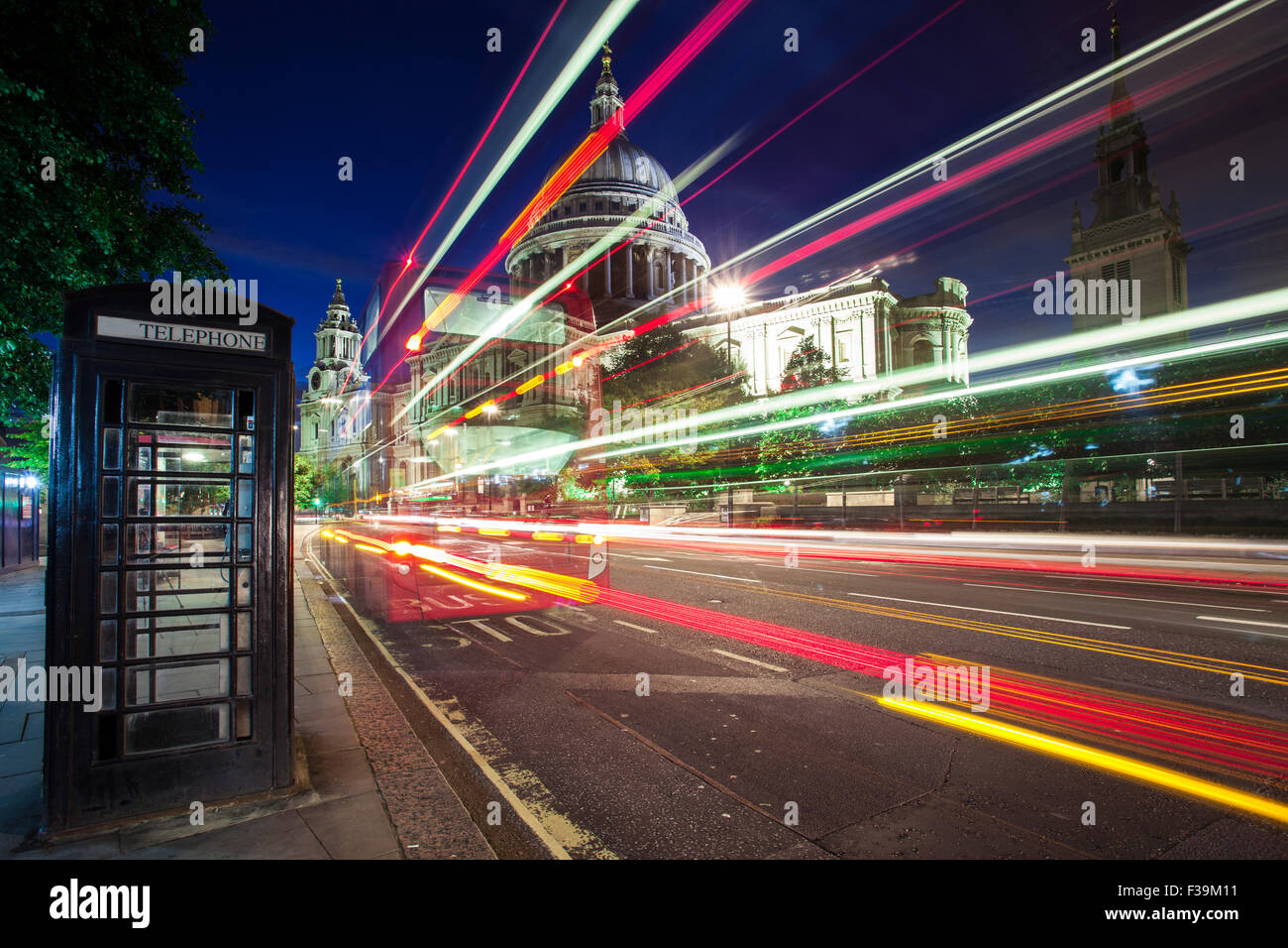 Leichte Wanderwege vor der St Paul's Cathedral, London, England, Großbritannien Stockfoto