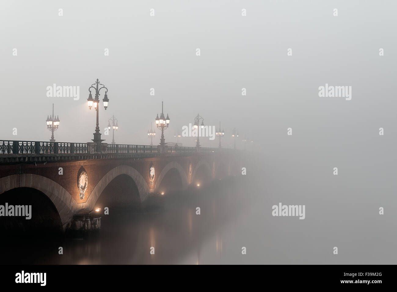 Le Pont de Pierre Brücke im Nebel, Bordeaux, Aquitanien, Frankreich Stockfoto