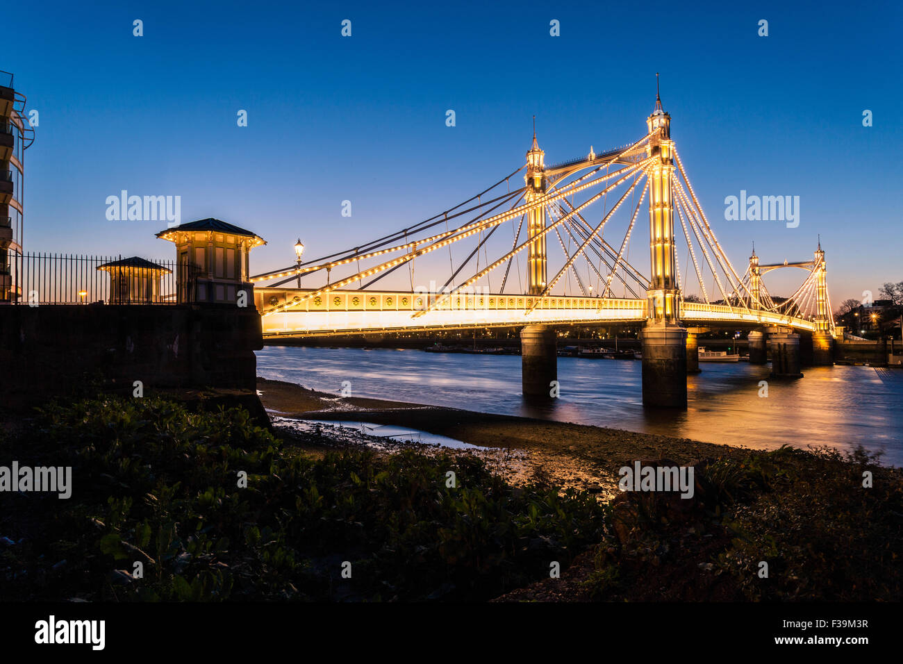 Albert Bridge in der Nacht, London, England, Vereinigtes Königreich Stockfoto