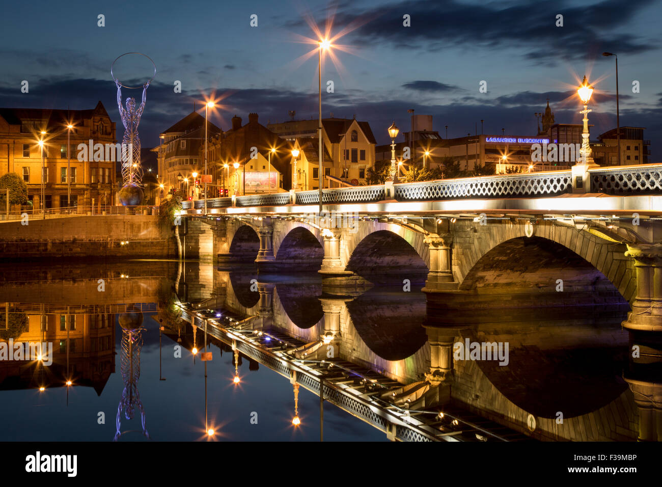 Leuchtfeuer der Hoffnung Statue, Lagan Brücke und Stadt Belfast, Grafschaft Antrim, Nordirland, Vereinigtes Königreich Stockfoto