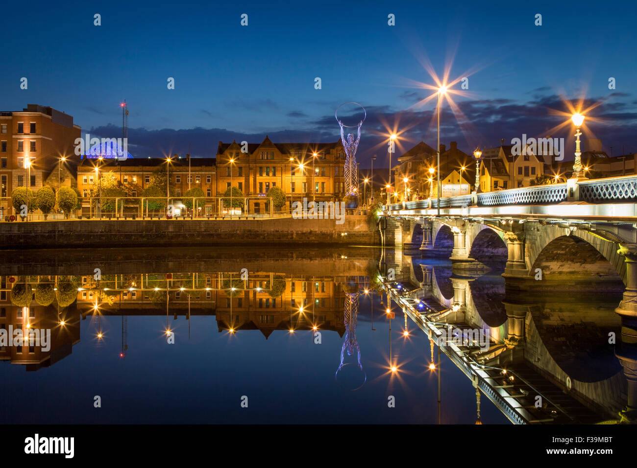 Leuchtfeuer der Hoffnung Statue, Lagan Brücke und Stadt Belfast, Grafschaft Antrim, Nordirland, Vereinigtes Königreich Stockfoto